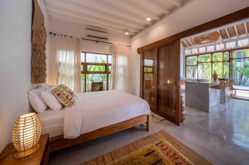 Ένα ή περισσότερα κρεβάτια σε δωμάτιο στο Vill Val Canggu