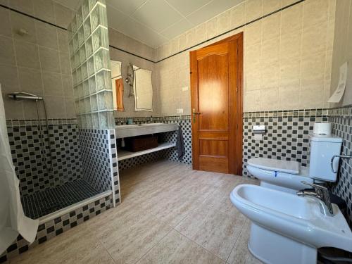 uma casa de banho com um WC, um lavatório e um chuveiro em Villa Fradera em Lloret de Mar