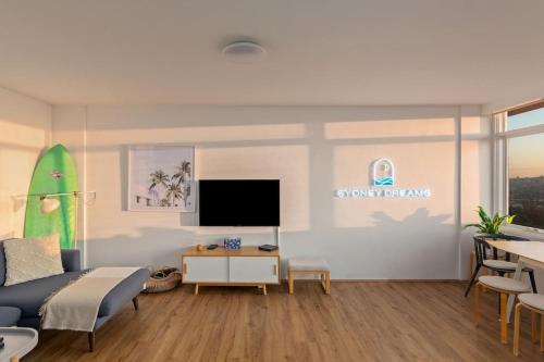 ein Wohnzimmer mit einem Surfbrett an der Wand in der Unterkunft Endless Views by Sydney Dreams with Parking in Sydney