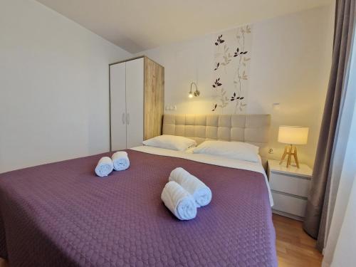 1 dormitorio con 1 cama grande y toallas. en Villa Aquarium, en Baška