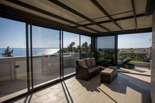 - un salon avec vue sur l'océan dans l'établissement Seaside residence - Sunset Appartement, à Kožino