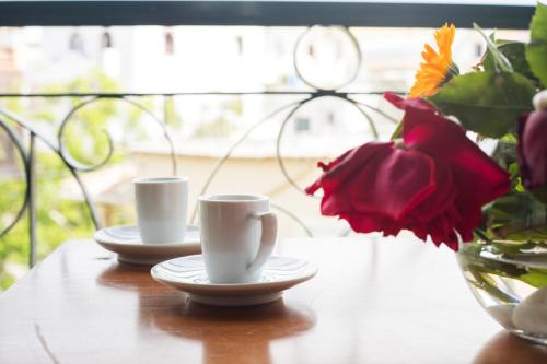 Utensilios para hacer té y café en OPERA BLUE Hotel Gouvia Corfu