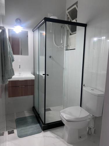 a bathroom with a shower and a toilet and a sink at Apartamento perto do Museu do Amanhã in Rio de Janeiro