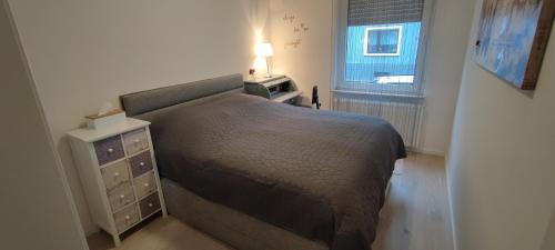 1 dormitorio con 1 cama con tocador y ventana en Juwel im Zentrum Terrasse+Garten 75m², en Mönchengladbach