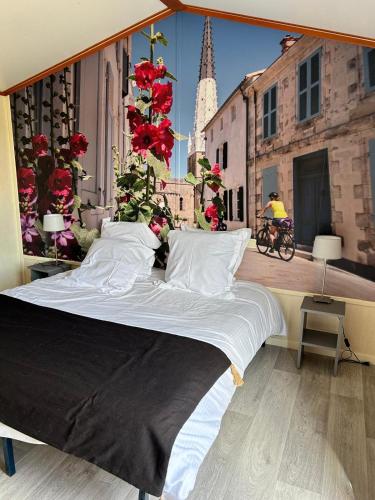 Ce lit se trouve dans un dortoir offrant une vue sur la ville. dans l'établissement Campiotel Les Dunes - ROMANEE, à Ars-en-Ré