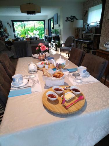 een tafel met een witte tafeldoek met voedsel erop bij CHEZ HÉLÈNE in Saint-Coulomb
