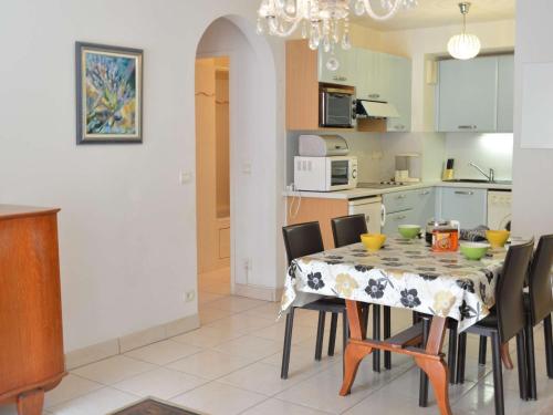 une cuisine et une salle à manger avec une table et des chaises dans l'établissement Spacieux T2 avec grande terrasse à Saint-Raphaël, proche mer et gare, garage inclus - FR-1-226A-102, à Saint-Raphaël