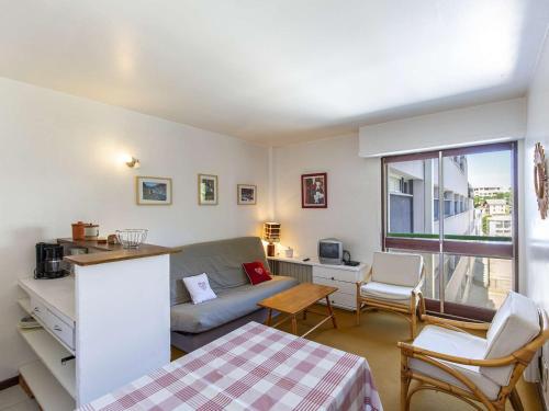 un salon avec un canapé et une table dans l'établissement Studio 2/3 pers, au cœur de Gourette, proche des pistes et commodités - FR-1-400-17, à Gourette