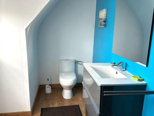 ein Badezimmer mit Toilette und Waschbecken in der Unterkunft Maison *** à 500m de la mer, jardin clos, WIFI, vélos gratuits - Trégastel - FR-1-368-238 in Trégastel