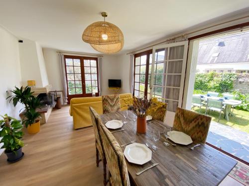 un salon avec une table et des chaises en bois dans l'établissement ARVOR 3 - Rez-de-jardin, Terrasse, Plage - T40, à Carnac