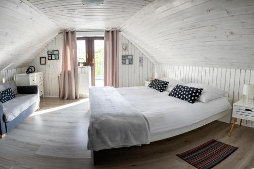 een slaapkamer met een groot wit bed in een kamer bij Holiday Home Međimurski Raj in Štrigova