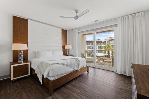 1 dormitorio con 1 cama y balcón en Texas Two Step en Rosemary Beach