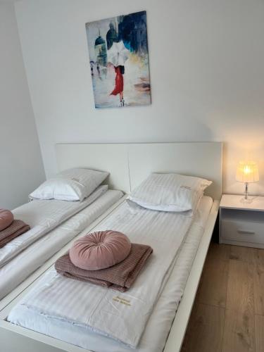 two beds sitting next to each other in a room at Baltic Vip Nowe Apartamenty blisko plaży in Rewal