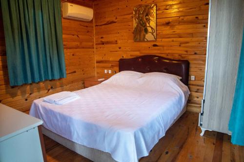 Ένα ή περισσότερα κρεβάτια σε δωμάτιο στο Obelix Bungalows
