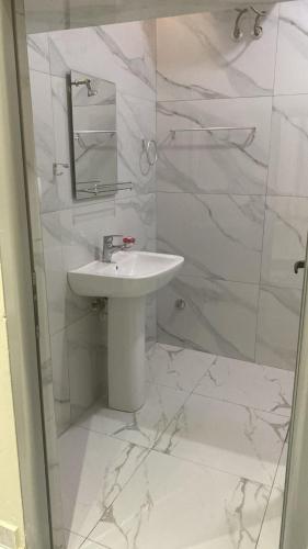 Dea's Studios tesisinde bir banyo