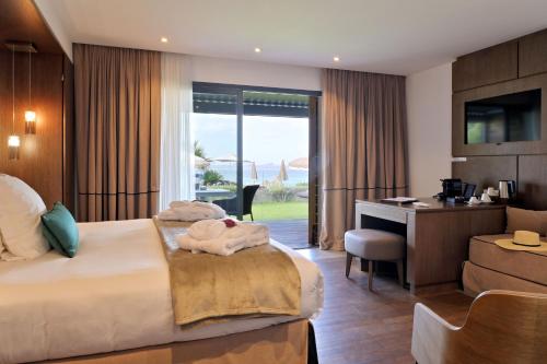 ein Hotelzimmer mit zwei Betten und einem Schreibtisch in der Unterkunft Hôtel Le Week end in Ajaccio