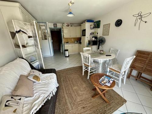 un salon avec un canapé et une table dans l'établissement GRAND STUDIO LUMINEUX, à Le Touquet-Paris-Plage
