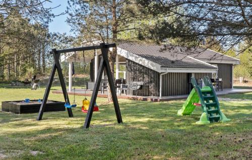 Ο χώρος παιχνιδιού για παιδιά στο Pet Friendly Home In Ålbæk With Wifi