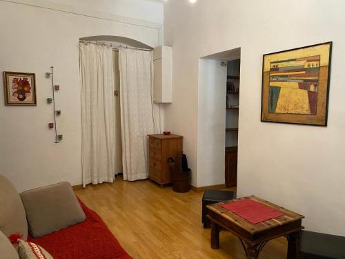 un salon avec un canapé et une table dans l'établissement nid au 5eme avec ascensseur, à Bastia