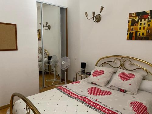 une chambre avec un lit et un miroir dans l'établissement nid au 5eme avec ascensseur, à Bastia
