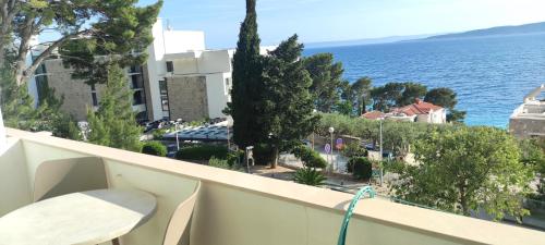 a balcony with a view of the ocean at Garni IVANAC in Brela