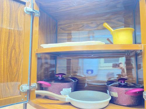 Kuchyň nebo kuchyňský kout v ubytování Comfort 2 steps Side Sea view serviced apartment near montaza palace and Easy access to all Sites è AC ,WIFI, Security