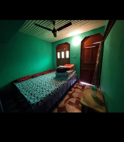 UkhimathにあるKailash torisht logeの緑の部屋(ベッド1台、テーブル付)