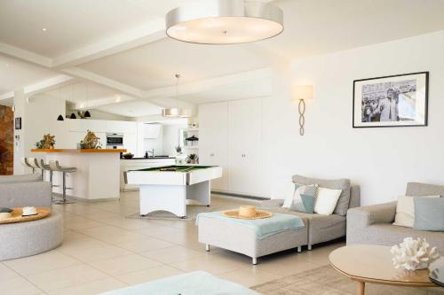 un salon avec un canapé et une table dans l'établissement Villa Paradiso Luxe, à Cannes