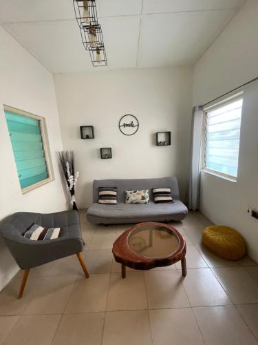 sala de estar con sofá y mesa en Big & confortable house in Oxford street Barnor, en Accra
