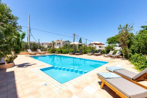 - une piscine avec des chaises longues à côté dans l'établissement Villa Armonia Chania, à Kato Galatas