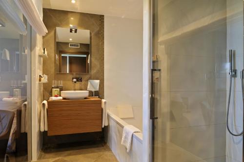 W łazience znajduje się prysznic i umywalka. w obiekcie Hôtel Le Week end w Ajaccio