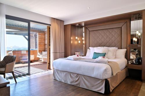 sypialnia z dużym łóżkiem i balkonem w obiekcie Hôtel Le Week end w Ajaccio