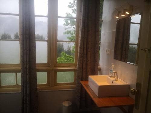 baño con lavabo y ventana en Villa Alicia LA PERLA INDIANA, en Salas