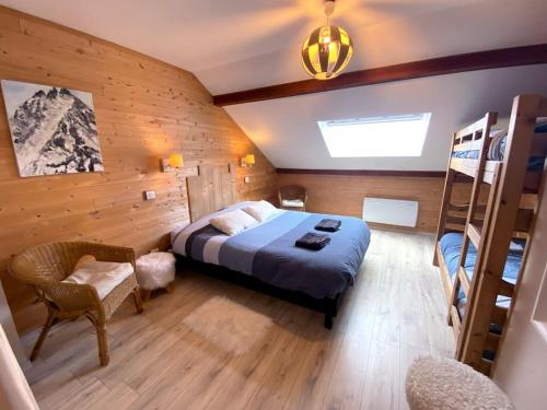 Un dormitorio con una cama y una escalera en una habitación en Le Carrousel 4-6p Plein centre, en Gérardmer