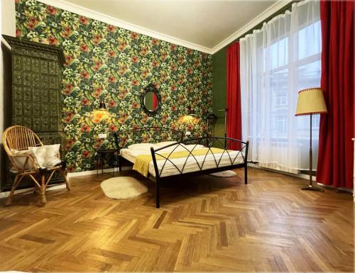 1 dormitorio con cama y pared de flores en Austrian Lviv Apartments, en Leópolis