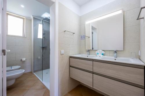 Koupelna v ubytování Apartamentos Turisticos Vila Palmeira