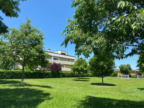un parco alberato e un edificio sullo sfondo di La casetta di Molly a Forlì