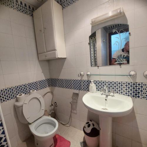 een kleine badkamer met een toilet en een wastafel bij Perfect only family apartment & air cooling in Marrakesh