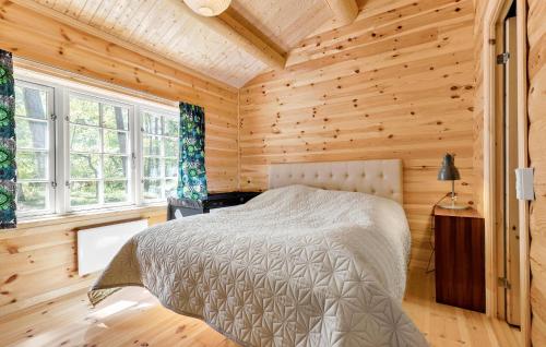 1 dormitorio con 1 cama en una habitación de madera en Gorgeous Home In Frederiksvrk With Wifi, en Frederiksværk