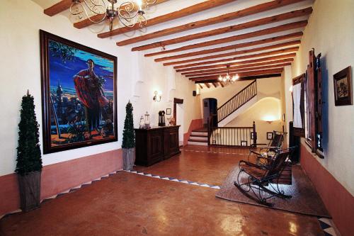 een woonkamer met een groot schilderij aan de muur bij Hospederia Meson de la Dolores in Calatayud