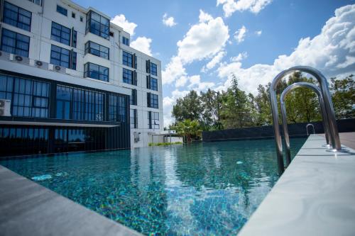 a swimming pool in front of a building at Resort Zdrava in Savër