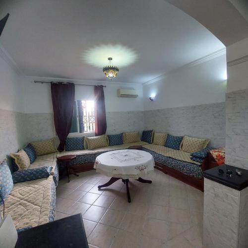 een woonkamer met banken en een salontafel bij Perfect only family apartment & air cooling in Marrakesh