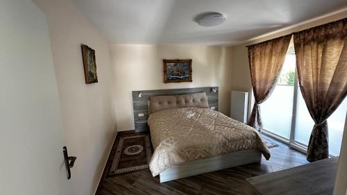 ein Schlafzimmer mit einem Bett und einem großen Fenster in der Unterkunft SONNENSEITE 2 in Laboe