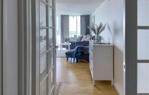 Nice Apartment In Visby With Wifi في فيسبي: غرفة معيشة بيضاء مع أريكة وطاولة