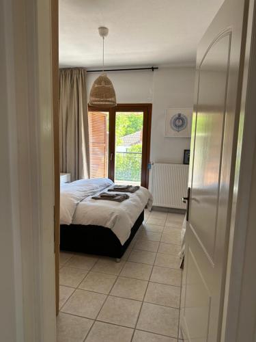 Ένα ή περισσότερα κρεβάτια σε δωμάτιο στο Nice, spacious and bright apartment in Thermi, Thessaloniki.