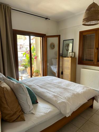 Ένα ή περισσότερα κρεβάτια σε δωμάτιο στο Nice, spacious and bright apartment in Thermi, Thessaloniki.