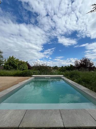 une piscine au milieu d'une cour dans l'établissement Villa moderne avec piscine, à Sainte-Foy-lès-Lyon