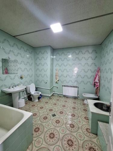 un bagno con due wc, un lavandino e una vasca di House in Gyumri a Gyumri