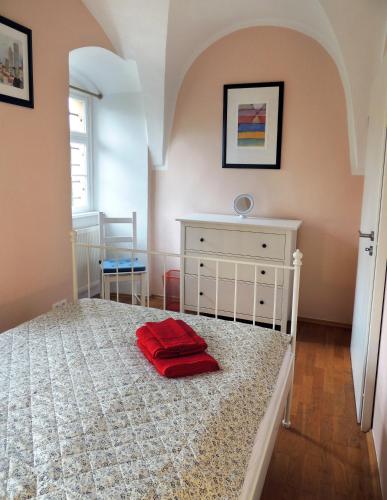 Ένα ή περισσότερα κρεβάτια σε δωμάτιο στο Wohnung im Schlösschen