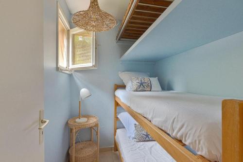 une petite chambre avec un lit et une fenêtre dans l'établissement Joli appartement tout équipé, plage et centre 200m, à Cavalaire-sur-Mer